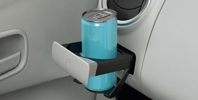 画像: 細い缶にも対応するドリンクホルダーを新採用。