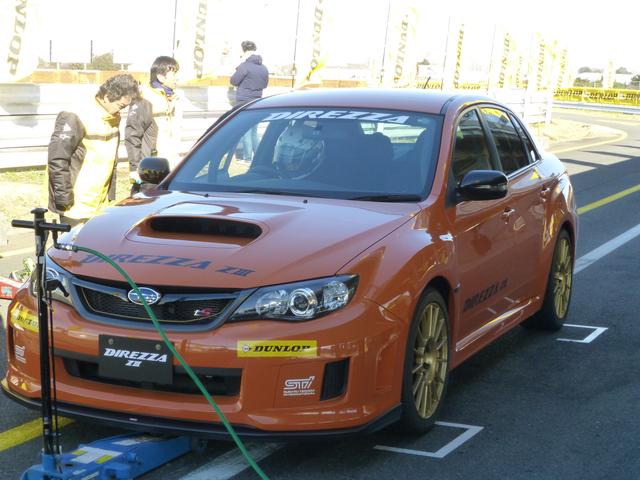 画像: ▲試走したのはスバルWRX STI。タイヤサイズは245/40R18。