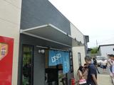 画像: ▲店舗は比較的新しい。この日は15人くらいの待ち。でもラーメン屋は回転が早いから、ね。