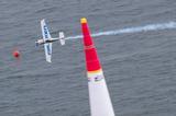 画像: 昨年の千葉大会。見事に初優勝を飾った室屋選手の愛機 Edge540V4。