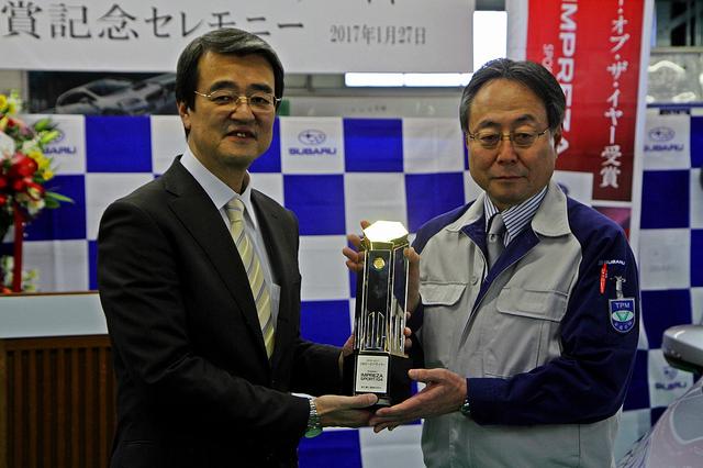 画像: 富士重工業 群馬製作所の大河原正喜所長(右)と日本カー・オブ・ザ・イヤーの荒川実行委員長(左)。