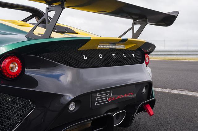 画像: レースバージョンは240km/hで最大215kgのダウンフォースを得る。