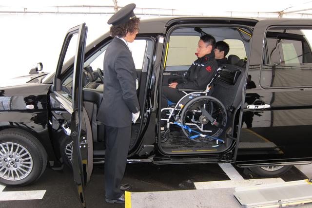 画像: 座面をチップアップすれば車椅子のまま乗車でき、隣りに介助の人が普通に座ることができる。