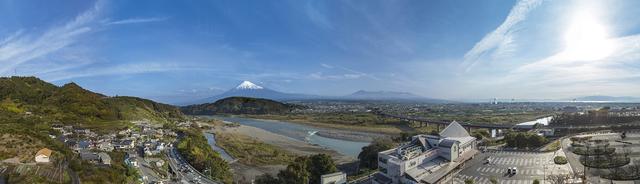 画像: 「EXPASA富士川(上り)」は、富士川の流れと雄大な富士山が一緒に見える絶好の場所にある。