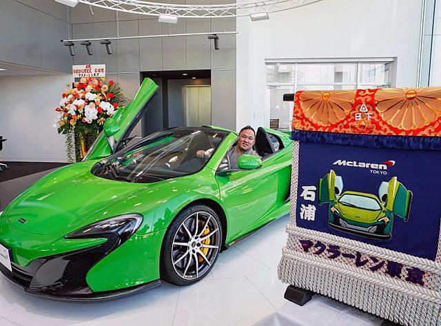 画像: 贈呈式でショールームのマクラーレンに乗り込んで、ご満悦の石浦関。