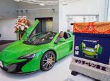 画像: 贈呈式でショールームのマクラーレンに乗り込んで、ご満悦の石浦関。