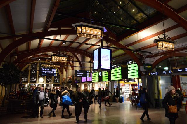 画像: イェーテボリ中央駅の駅舎内。木材を多用した造りや照明の色合いなど、温かみのある落ち着いた雰囲気を醸し出している。