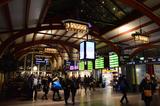 画像: イェーテボリ中央駅の駅舎内。木材を多用した造りや照明の色合いなど、温かみのある落ち着いた雰囲気を醸し出している。