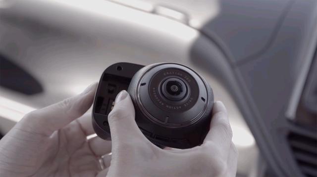 画像: 車外で使う際はバッテリーパックを装着する。連続撮影時間は約50分。