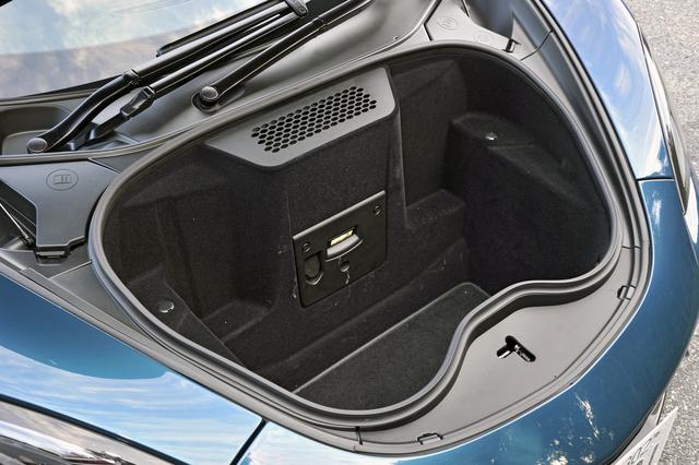 画像: フロントにも150Lのラゲッジスペース。ふたりの小旅行用荷物くらいなら積載可能だ。