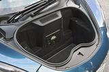 画像: フロントにも150Lのラゲッジスペース。ふたりの小旅行用荷物くらいなら積載可能だ。