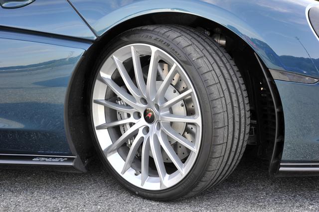 画像: 前225/35ZR19、後285/35ZR20のピレリPゼロを15スポークの鍛造ホイールに履く。ブレーキは前後とも4ポッド。
