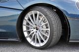 画像: 前225/35ZR19、後285/35ZR20のピレリPゼロを15スポークの鍛造ホイールに履く。ブレーキは前後とも4ポッド。