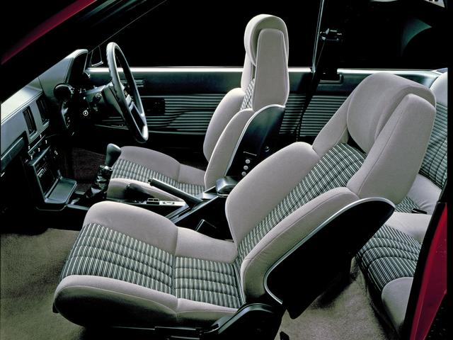 画像: ▲ヘッドレスト一体型のシートは、スポーツカーというよりはGTカー的なデザインだ。