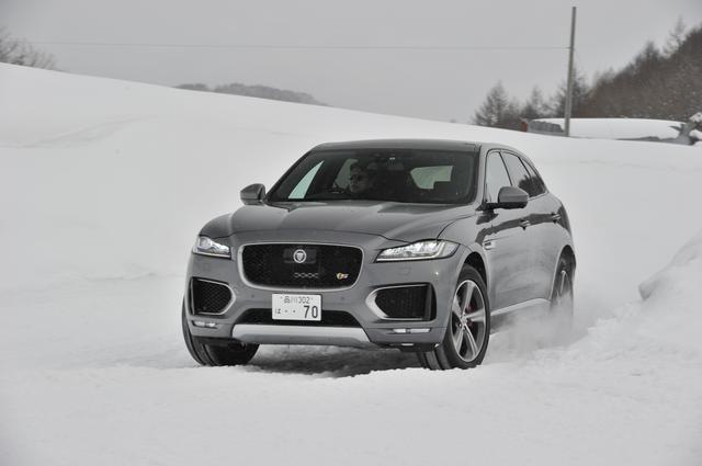 画像: 圧雪路を疾走するF-PACE。意図的にオーバースピードで挙動変化を試すことができるのは、テストコースならではのドライブだ。