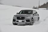 画像: 圧雪路を疾走するF-PACE。意図的にオーバースピードで挙動変化を試すことができるのは、テストコースならではのドライブだ。