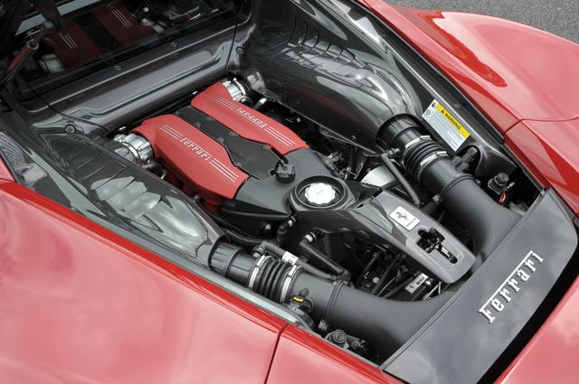画像: 車名の488は1気筒あたりの排気量を意味する。V8ツインターボはアイドリングストップ機能も備え、EU総合燃費は8.8km/L。