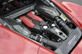 画像: 車名の488は1気筒あたりの排気量を意味する。V8ツインターボはアイドリングストップ機能も備え、EU総合燃費は8.8km/L。