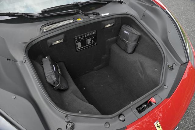 画像: フロントのトランク容量は230L。長尺物は積めないが、深さはけっこうある。