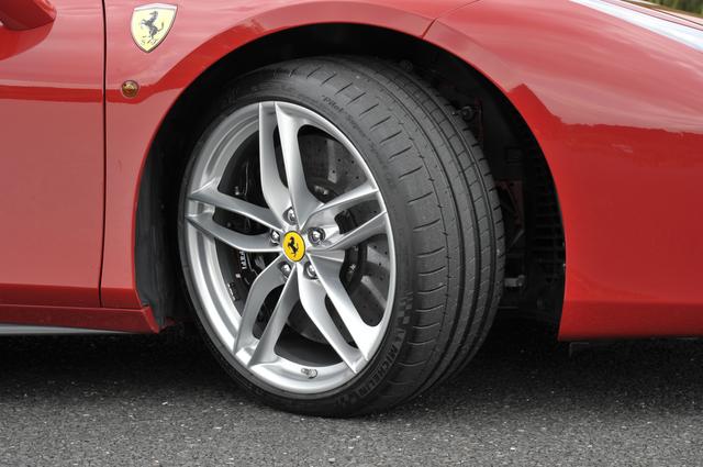 画像: 前245/35R20、後305/30R20のミシュラン パイロットスーパースポーツをオプションの鍛造ホイールに履く。
