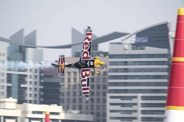 画像: 優勝したソンカ選手と愛機 Edge 540 V3。機体は、基本的には室屋選手と同じものだ。