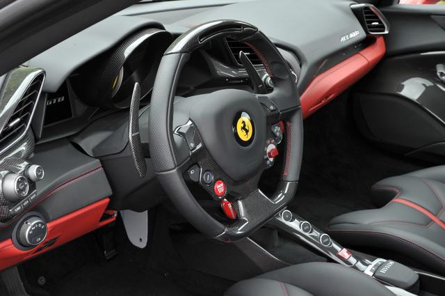 画像: エンジンON/OFF、ウインカー、ワイパーなどのスイッチはステアリングにセットされる。パドルシフトも備わる。
