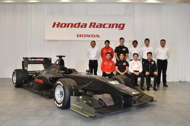 画像: 2017シーズンのスーパーフォーミュラ用マシンと参戦チームのメンバー。