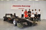 画像: 2017シーズンのスーパーフォーミュラ用マシンと参戦チームのメンバー。