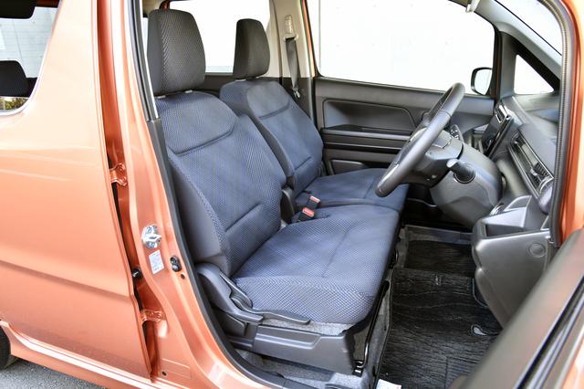 画像: ワゴンR ハイブリッドFZ(車両価格135万円)のフロントシート。