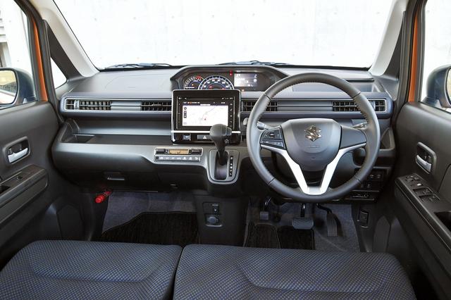 画像: ワゴンR ハイブリッドFZ(車両価格135万円)。全方位モニター付きメモリーナビゲーションは14万0400円のオプション設定。