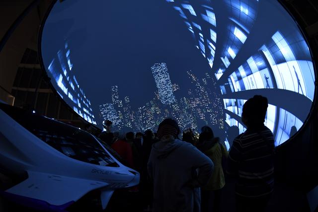 画像: 360度映像を再生している様子。入場者は東京の空の旅を疑似体験できます。