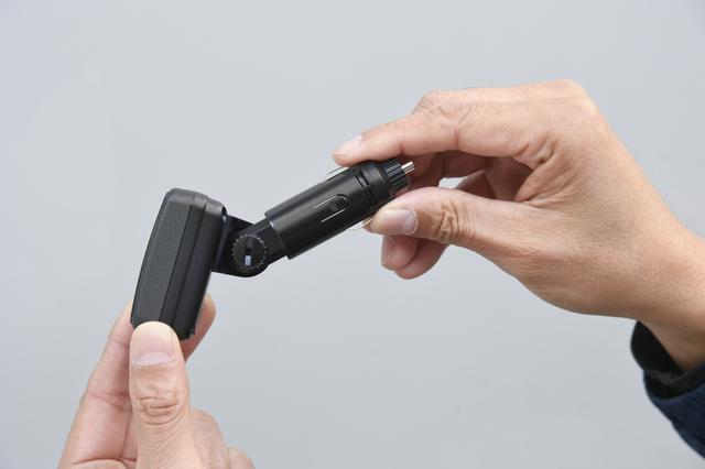 画像: シガーソケットの位置はクルマによって様々だが、180度くらいの角度調整幅があるのでほとんどのクルマに装着可能だ。