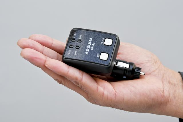 画像: 手の平にすっぽりと収まるほどのコンパクトサイズで重量は63gと軽量だ。バッグに入れてもじゃまになることはないだろう。