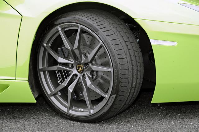 画像: 前255/30ZR20、後355/25ZR21のピレリPゼロとマット・チタンのホイールはオプション。