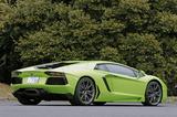 画像: リアエンドは車速が80km/h以上になると立ち上がるスポイラーを内蔵している。