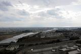 画像: 手前が東名高速、左奥が富士市街、右奥に駿河湾が光っている。