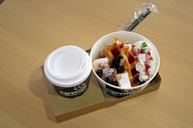 画像: ベリーベリーチーズケーキのワッフルとカフェオレのセットは、チケット付きで1600円。