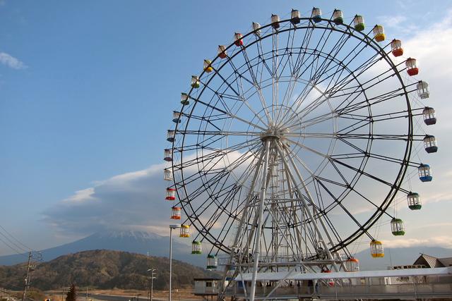 画像: 本当はタイトル写真のような風景を期待していたのだが、取材日は写真のように富士山の上に雲が…。しかも時間が経つにつれて雲は増え、富士山の姿はすっかり見えなくなってしまった…。