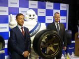 画像: ロニー・クインタレッリ選手(左)とポール・ペリニオ日本ミシュランタイヤ社長(右)