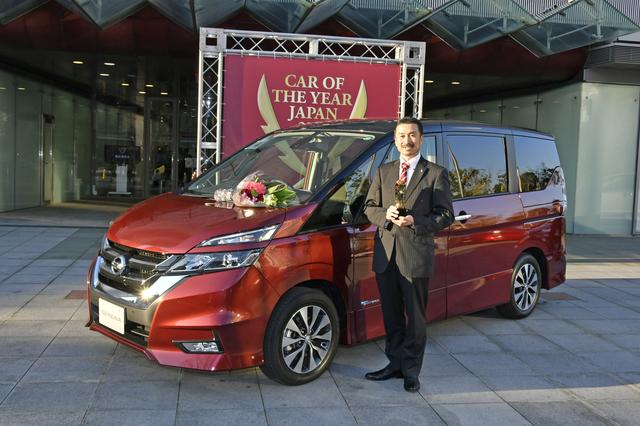画像: イノベーション部門賞を受賞したニッサン「セレナ」と車両開発責任者の磯部博樹氏。