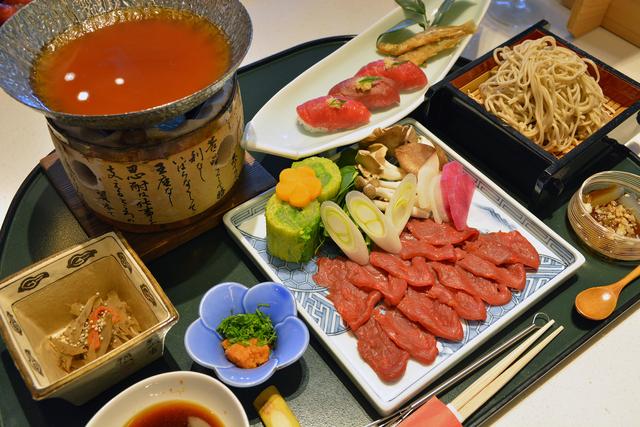画像: 中央自動車道・諏訪湖SA(下り)の「さくらしゃぶしゃぶ(馬味到福)」(1990円)