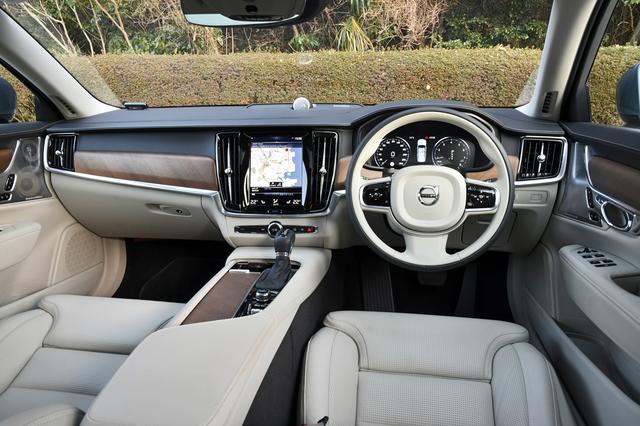 画像: XC90とインパネの基本デザインは同じだがウッドパネルの量が増えている。