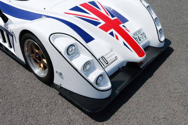 画像: フロントスポイラー下にベニヤの擦り板も装着。ランプは上からロー、スモール&ウインカー、ハイ。