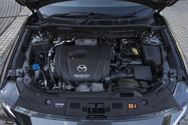 画像: 2.5L ガソリンエンジン。ディーゼルほどのトルク感はないが、自然な加速フィールはこちらが上。