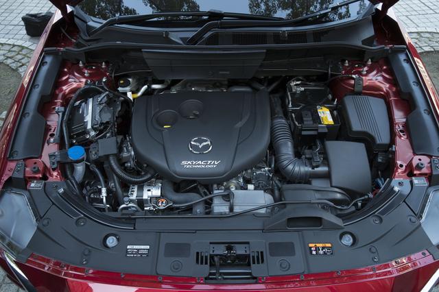 画像: 2.2L ディーゼルエンジン。ディーゼル特有の音や振動を打ち消す機構が導入されている。