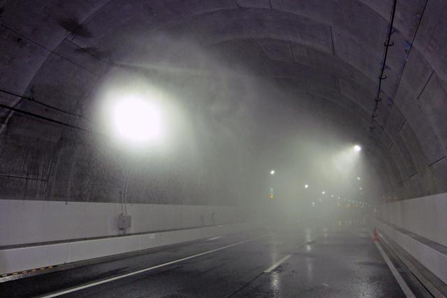 画像: 約50m間隔で設置された水噴霧設備。トンネルの壁面から霧状の水を散布し、火災の延焼や拡大を防ぐ。