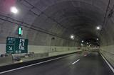 画像: シールド工法で造られたトンネルの内部。路面幅は9.75m。写真左側の非常口がすべり台方式のもの。