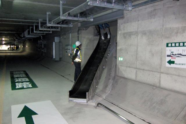 画像: すべり台の長さは約6m、高低差は約3m。避難通路にはサインがわかりやすく書かれている。
