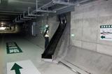 画像: すべり台の長さは約6m、高低差は約3m。避難通路にはサインがわかりやすく書かれている。
