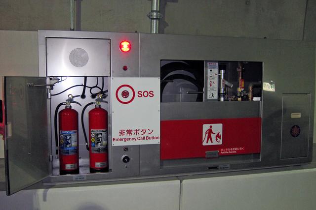 画像: トンネル壁面の消化器と泡消火栓。約50m間隔で設置されており、利用者が初期消火に使用できる。